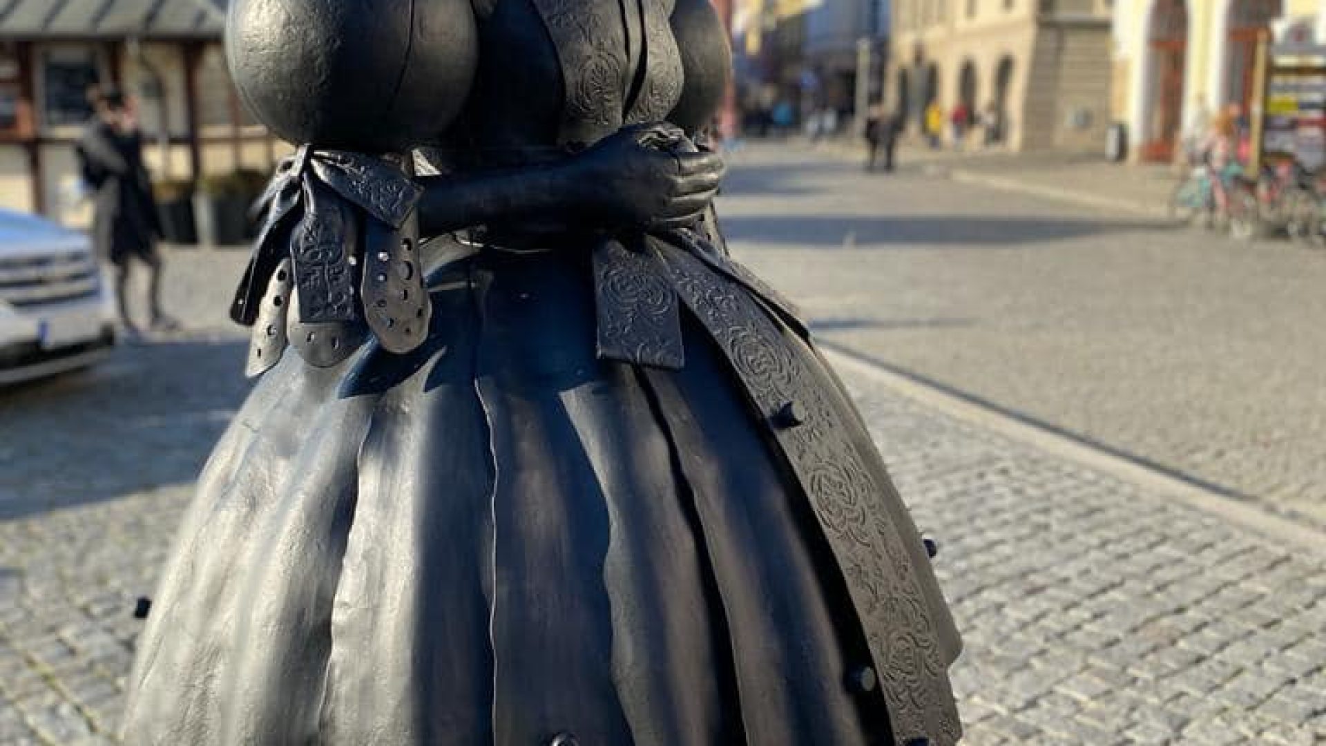 certova-kovarna-krojovana-2