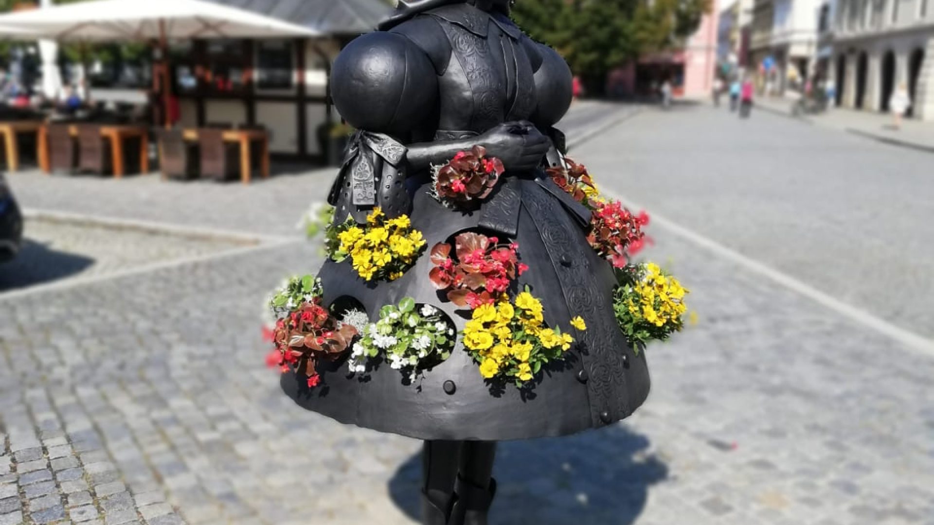 certova-kovarna-krojovana-4